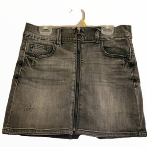 Sneak Peek Small zipper up mini skirt